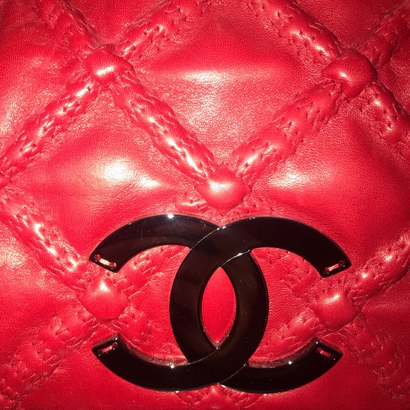 CHANEL HIDDEN CHAIN LOGO HANDBAG - Picture 5 of 8